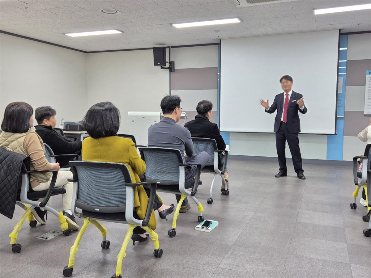 데일카네기 강의 현장 — 강사가 수강생들 앞에서 강의하는 모습