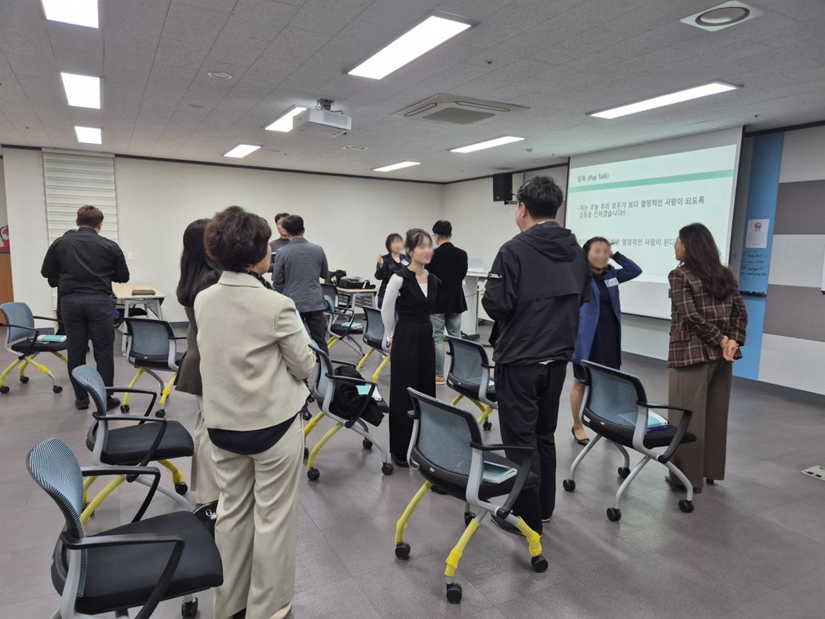 데일카네기 수강생 네트워킹과 조별 실습 장면